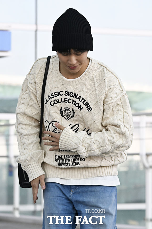 손을 모아 감사를 표하는 정해인.