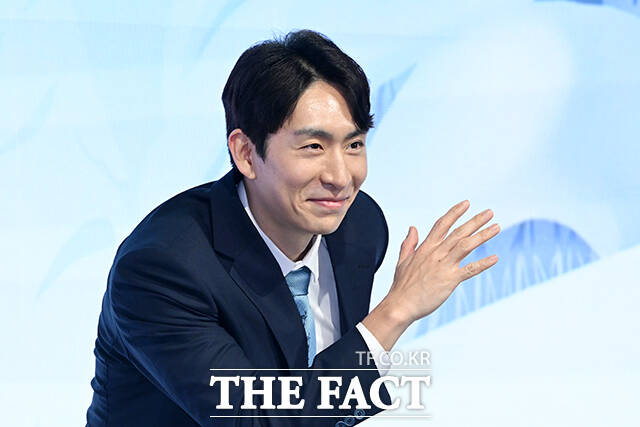 배성재 아나운서와 성승헌 캐스터, 이승훈, 곽윤기, 김아랑, 윤성빈 해설위원(왼쪽부터)이 14일 오후 서울 영등포구 페어몬트 앰배서더 서울 그랜드볼룸에서 열린 JTBC '2026 밀라노 코르티나 동계올림픽' 기자간담회에 참석해 포즈를 취하고 있다. /서예원 기자