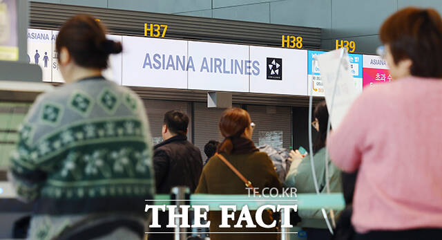 아시아나항공 출국 정보 확인하는 탑승객들. /인천국제공항=남윤호 기자