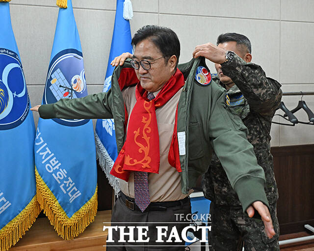 우원식 국회의장이 14일 강원도 원주시 제8전투비행단을 위문 방문, 특수비행팀 블랙이글스의 T-50B에 탑승해 포즈를 취하고 있다. /국회사진기자단