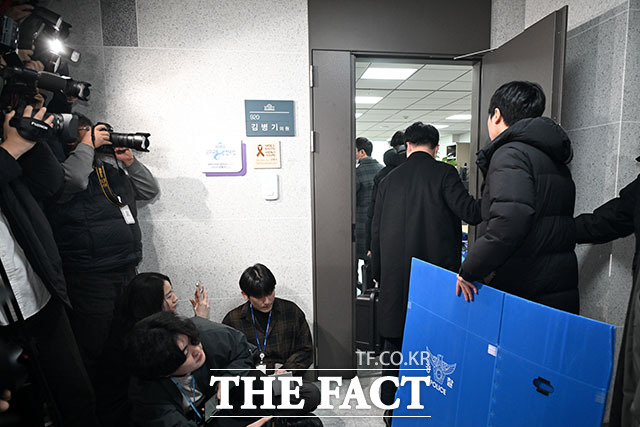 공천헌금 수수 등 각종 비위 의혹에 휩싸인 김병기 더불어민주당 의원의 주거지 등에 대한 압수수색이 시작된 14일 오전 서울 여의도 국회 의원회관에 서울경찰청 광역수사단 공공범죄수사대가 압수수색에 돌입하고 있다. /국회=남용희 기자