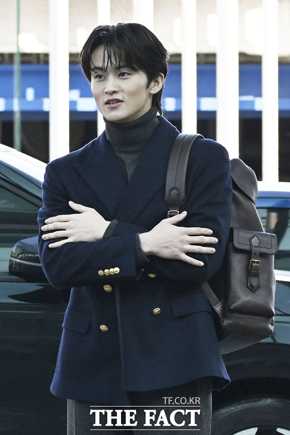 팬들에게 인사를 하는 마크.