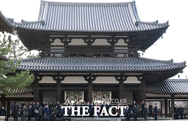 이재명 대통령(오른쪽)과 다카이치 사나에 일본 총리가 14일(현지시간) 나라현의 대표 문화유적지인 호류지에서 열린 친교 행사에서 기념촬영을 하고 있다. /나라=뉴시스