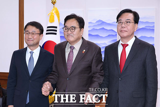 국회 의장실에서 회동 갖는 한병도 더불어민주당 원내대표와 우원식 국회의장, 송언석 국민의힘 원내대표(왼쪽부터).