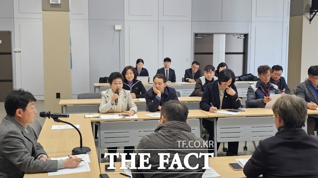 백인숙 여수시의회 의장이 13일 여수상공회의소 열린마루 회의장에서 열린 전남 동부권 열린 포럼에서 발언하고 있다. /고병채 기자