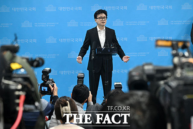 입장 밝힌 뒤 취재진 질문에 답하는 한 전 대표.