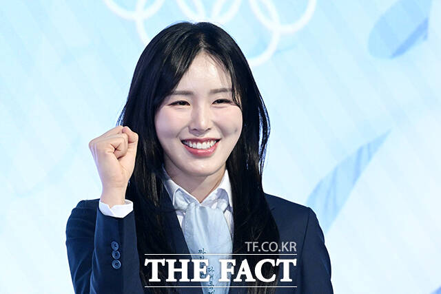 배성재 아나운서와 성승헌 캐스터, 이승훈, 곽윤기, 김아랑, 윤성빈 해설위원(왼쪽부터)이 14일 오후 서울 영등포구 페어몬트 앰배서더 서울 그랜드볼룸에서 열린 JTBC '2026 밀라노 코르티나 동계올림픽' 기자간담회에 참석해 포즈를 취하고 있다. /서예원 기자