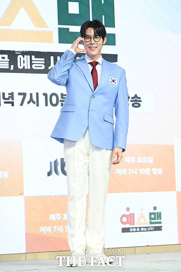 방송인 안정환과 수영선수 박태환, 방송인 서장훈, 양궁선수 기보배, 농구선수 하승진, 축구선수 김영광, 테니스선수 이형택, 야구선수 윤석민(왼쪽부터)이 14일 오후 서울 영등포구 페어몬트 앰배서더 서울 그랜드볼룸에서 열린 JTBC 새 예능프로그램 '예스맨' 제작발표회에 참석해 포즈를 취하고 있다. /서예원 기자