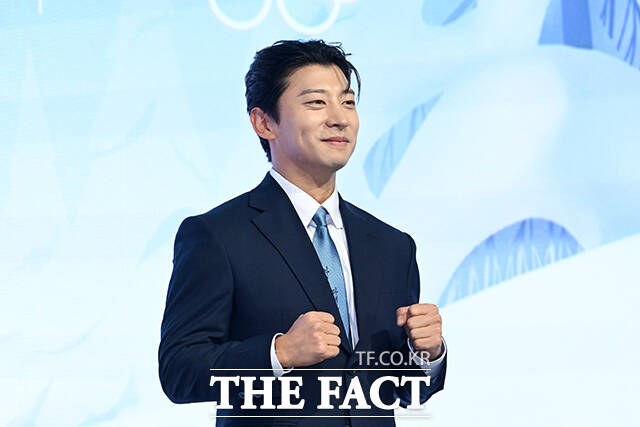 배성재 아나운서와 성승헌 캐스터, 이승훈, 곽윤기, 김아랑, 윤성빈 해설위원(왼쪽부터)이 14일 오후 서울 영등포구 페어몬트 앰배서더 서울 그랜드볼룸에서 열린 JTBC '2026 밀라노 코르티나 동계올림픽' 기자간담회에 참석해 포즈를 취하고 있다. /서예원 기자