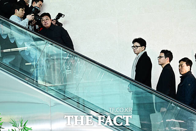 한동훈 국민의힘 전 대표가 14일 오후 서울 여의도 국회 소통관에서 ‘당원게시판 사태’와 관련된 기자회견을 하기 위해 이동하고 있다. /국회=배정한 기자