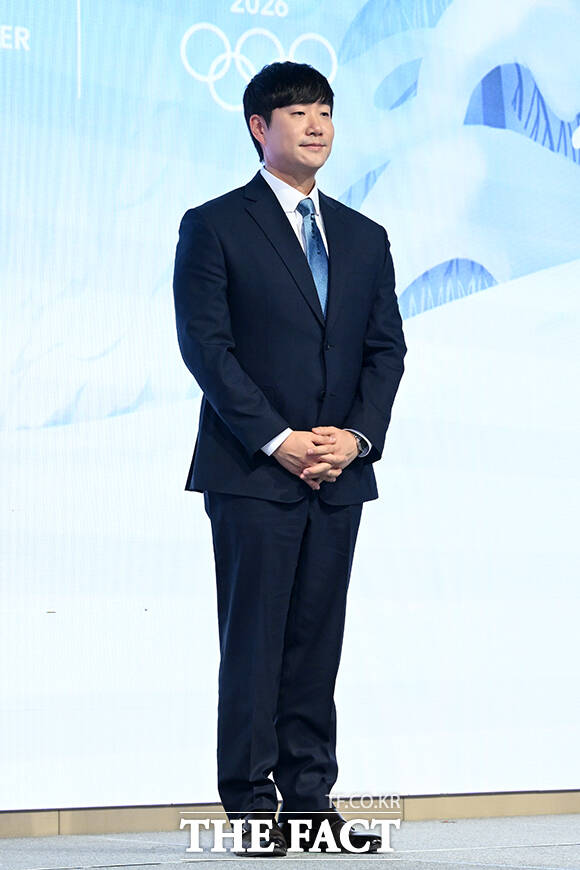 배성재 아나운서와 성승헌 캐스터, 이승훈, 곽윤기, 김아랑, 윤성빈 해설위원(왼쪽부터)이 14일 오후 서울 영등포구 페어몬트 앰배서더 서울 그랜드볼룸에서 열린 JTBC '2026 밀라노 코르티나 동계올림픽' 기자간담회에 참석해 포즈를 취하고 있다. /서예원 기자