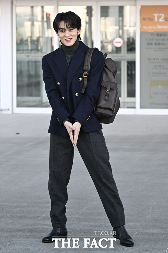 팬들에게 인사를 하는 마크.