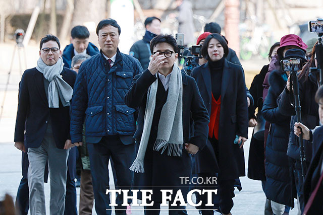 배현진 국민의힘 의원(오른쪽)과 인사 나누는 한 전 대표.