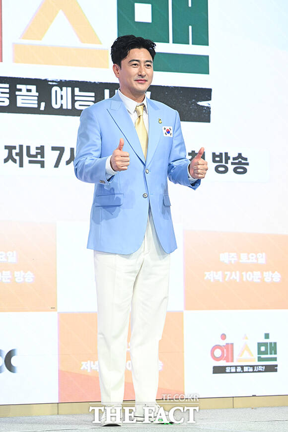 방송인 안정환과 수영선수 박태환, 방송인 서장훈, 양궁선수 기보배, 농구선수 하승진, 축구선수 김영광, 테니스선수 이형택, 야구선수 윤석민(왼쪽부터)이 14일 오후 서울 영등포구 페어몬트 앰배서더 서울 그랜드볼룸에서 열린 JTBC 새 예능프로그램 '예스맨' 제작발표회에 참석해 포즈를 취하고 있다. /서예원 기자