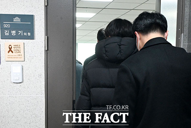 경찰, 김병기 의원 사무실 압수수색 돌입.