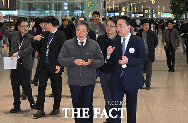 이학재 인천국제공항공사 사장과 김성무 아시아나항공 인천국제공항서비스 지점장. /인천국제공항=남윤호 기자