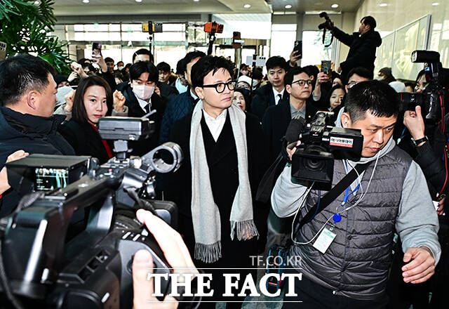 한동훈 국민의힘 전 대표가 14일 오후 서울 여의도 국회 소통관에서 ‘당원게시판 사태’와 관련된 기자회견을 하기 위해 이동하고 있다. /국회=배정한 기자