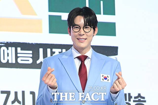 방송인 안정환과 수영선수 박태환, 방송인 서장훈, 양궁선수 기보배, 농구선수 하승진, 축구선수 김영광, 테니스선수 이형택, 야구선수 윤석민(왼쪽부터)이 14일 오후 서울 영등포구 페어몬트 앰배서더 서울 그랜드볼룸에서 열린 JTBC 새 예능프로그램 '예스맨' 제작발표회에 참석해 포즈를 취하고 있다. /서예원 기자