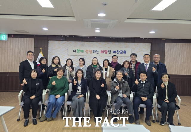 아산교육지원청과 아산마을교육네트워크 온마을 관계자들이 13일 열린 27차 모임에서 기념 촬영을 하고 있다. /아산교육지원청