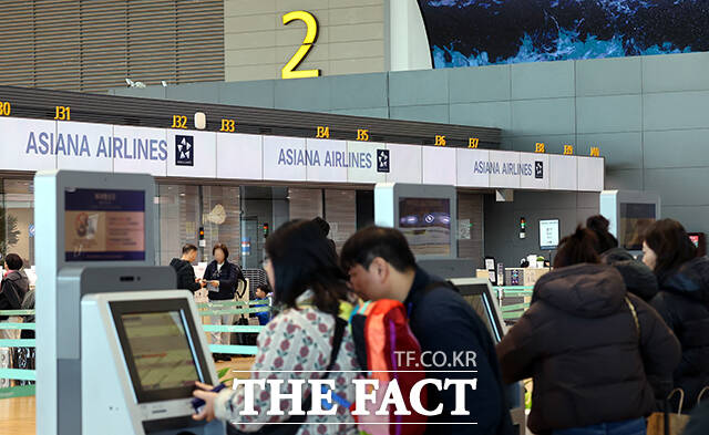 아시아나항공 출국 정보 확인하는 탑승객들. /인천국제공항=남윤호 기자