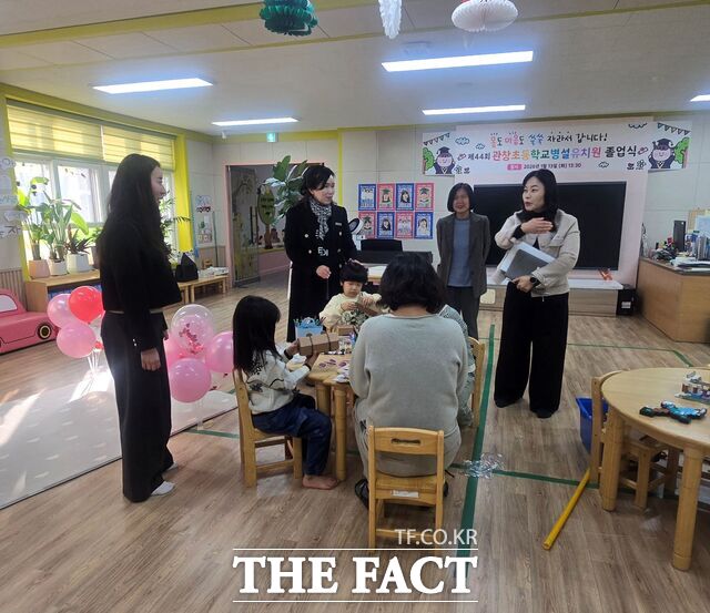 13일 충남도교육청 관계자들이 도내 유치원을 찾아 돌봄교실 운영 상황에 대한 현장 지원을 진행하고 있다. /충남도교육청