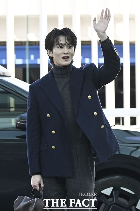 팬들에게 인사를 하는 마크.