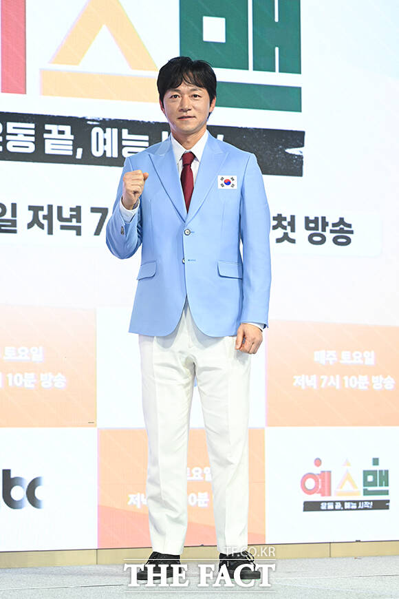 방송인 안정환과 수영선수 박태환, 방송인 서장훈, 양궁선수 기보배, 농구선수 하승진, 축구선수 김영광, 테니스선수 이형택, 야구선수 윤석민(왼쪽부터)이 14일 오후 서울 영등포구 페어몬트 앰배서더 서울 그랜드볼룸에서 열린 JTBC 새 예능프로그램 '예스맨' 제작발표회에 참석해 포즈를 취하고 있다. /서예원 기자