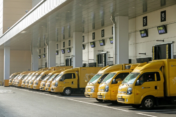SSG닷컴이 쿠팡이 주춤해지는 틈을 타 배송 시스템과 멤버십 혜택을 대폭 강화하고 있다. 다만 최근 쿠팡을 이탈했던 고객 일부가 다시 돌아오면서 SSG닷컴의 이 같은 승부수가 어떤 결과를 가져올지 귀추가 주목된다. /SSG닷컴