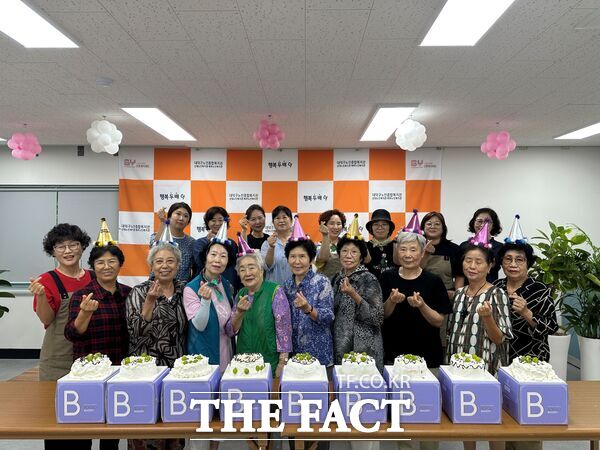대덕구노인종합복지관이 다양한 노인맞춤돌봄서비스 사업을 통해 어르신들의 삶의 질 향상에 크게 기여하고 있다. 사진은 여가 활동 프로그램 행복 두 배 파티시에 진행 모습. /대덕구노인종합복지관