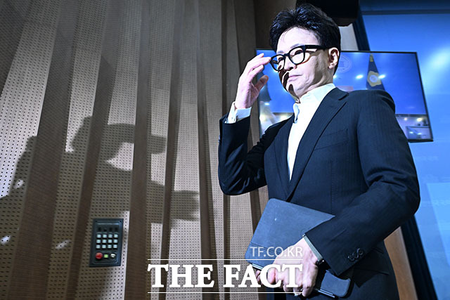 입장 밝힌 뒤 취재진 질문에 답하는 한 전 대표.