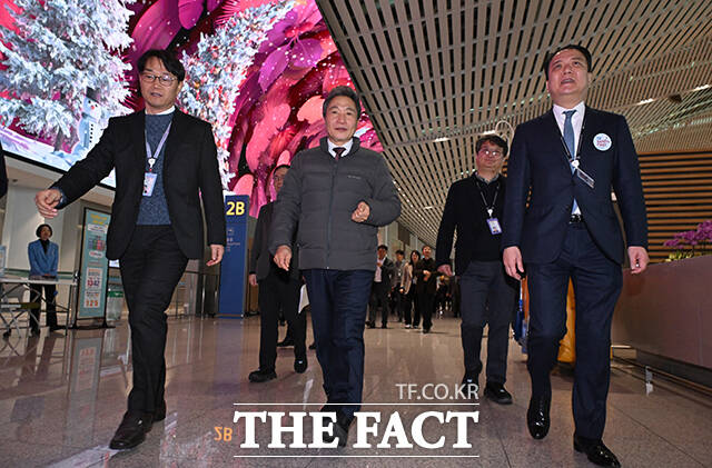 이학재 인천국제공항공사 사장과 김성무 아시아나항공 인천국제공항서비스 지점장. /인천국제공항=남윤호 기자