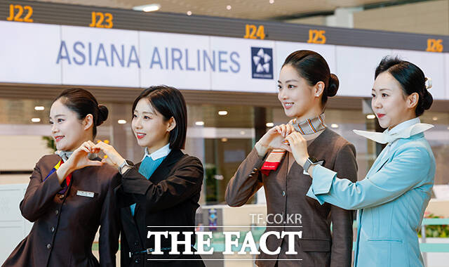 하트 그리는 아시아나항공과 대한항공 승무원.