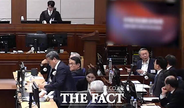 내란 우두머리 혐의를 받는 윤석열 전 대통령이 13일 오전 서울중앙지법에서 열린 결심공판 도중 변호인단과 토의하고 있다./서울중앙지법