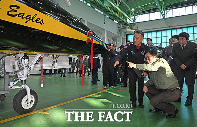 우원식 국회의장이 14일 강원도 원주시 제8전투비행단을 위문 방문, 특수비행팀 블랙이글스의 T-50B에 탑승해 포즈를 취하고 있다. /국회사진기자단