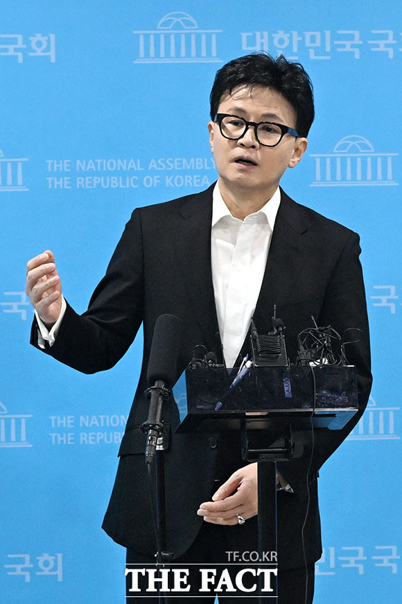 입장 밝힌 뒤 취재진 질문에 답하는 한 전 대표.