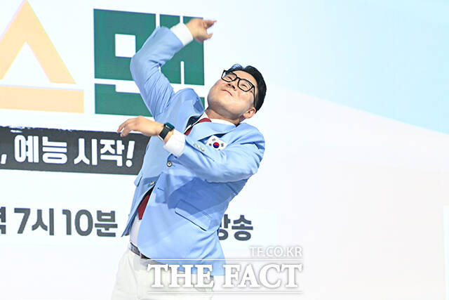 방송인 안정환과 수영선수 박태환, 방송인 서장훈, 양궁선수 기보배, 농구선수 하승진, 축구선수 김영광, 테니스선수 이형택, 야구선수 윤석민(왼쪽부터)이 14일 오후 서울 영등포구 페어몬트 앰배서더 서울 그랜드볼룸에서 열린 JTBC 새 예능프로그램 '예스맨' 제작발표회에 참석해 포즈를 취하고 있다. /서예원 기자