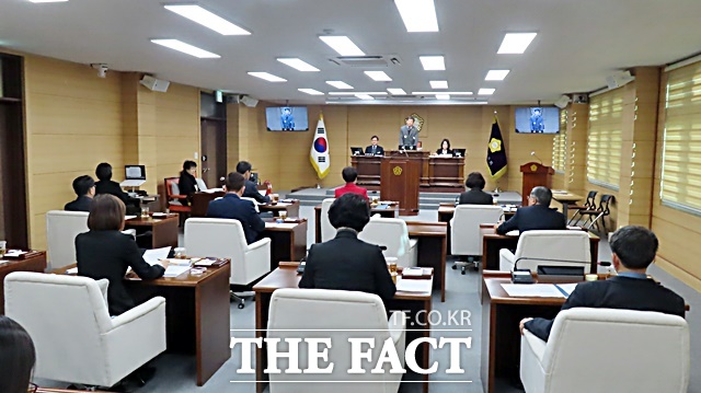 부여군의회가 14일 제298회 임시회를 열고 있다. /김형중 기자