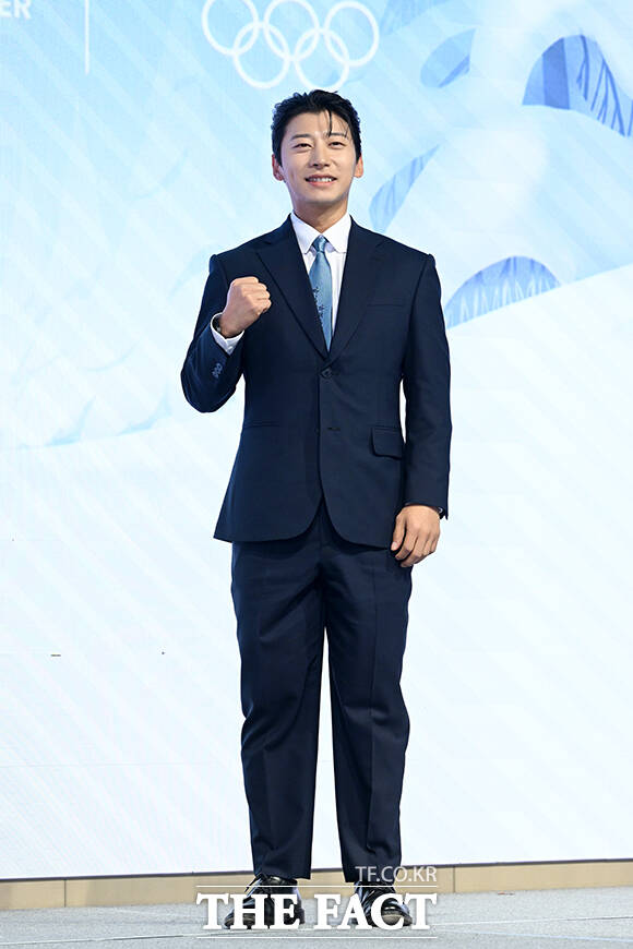 배성재 아나운서와 성승헌 캐스터, 이승훈, 곽윤기, 김아랑, 윤성빈 해설위원(왼쪽부터)이 14일 오후 서울 영등포구 페어몬트 앰배서더 서울 그랜드볼룸에서 열린 JTBC '2026 밀라노 코르티나 동계올림픽' 기자간담회에 참석해 포즈를 취하고 있다. /서예원 기자