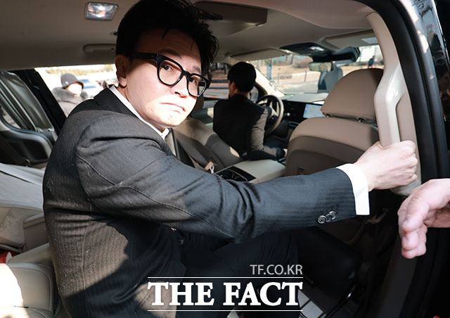 배현진 국민의힘 의원(오른쪽)과 인사 나누는 한 전 대표.