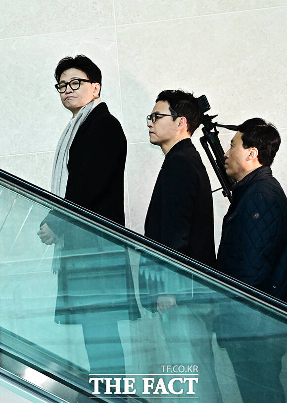 한동훈 국민의힘 전 대표가 14일 오후 서울 여의도 국회 소통관에서 ‘당원게시판 사태’와 관련된 기자회견을 하기 위해 이동하고 있다. /국회=배정한 기자