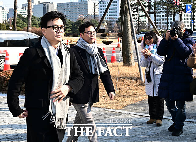 한동훈 국민의힘 전 대표가 14일 오후 서울 여의도 국회 소통관에서 ‘당원게시판 사태’와 관련된 기자회견을 하기 위해 이동하고 있다. /국회=배정한 기자