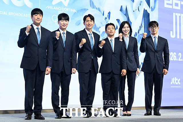 배성재 아나운서와 성승헌 캐스터, 이승훈, 곽윤기, 김아랑, 윤성빈 해설위원(왼쪽부터)이 14일 오후 서울 영등포구 페어몬트 앰배서더 서울 그랜드볼룸에서 열린 JTBC '2026 밀라노 코르티나 동계올림픽' 기자간담회에 참석해 포즈를 취하고 있다. /서예원 기자