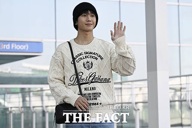 배우 정해인이 '돌체앤가바나 2026 F/W 밀라노 남성복 패션위크' 참석 차 14일 오전 인천국제공항을 통해 이탈리아 밀라노로 출국 중 팬들에게 인사를 하고 있다. / 인천국제공항=송호영 기자