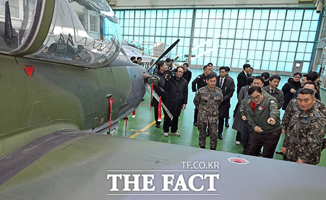 우원식 국회의장이 14일 강원도 원주시 제8전투비행단을 위문 방문, 특수비행팀 블랙이글스의 T-50B에 탑승해 포즈를 취하고 있다. /국회사진기자단