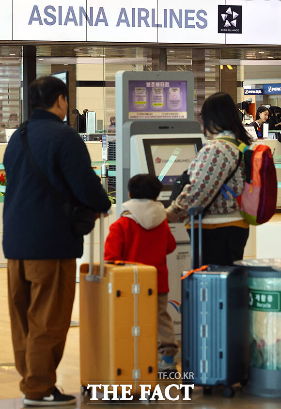 아시아나항공 출국 정보 확인하는 탑승객들. /인천국제공항=남윤호 기자