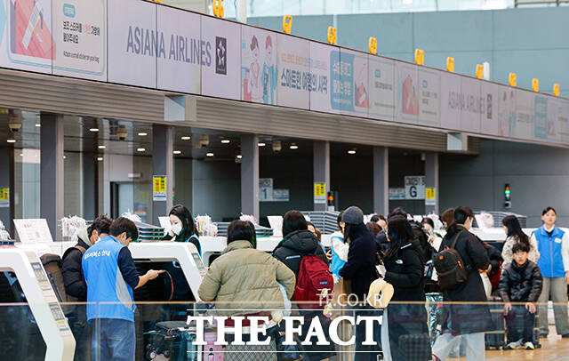 아시아나항공 출국 정보 확인하는 탑승객들. /인천국제공항=남윤호 기자