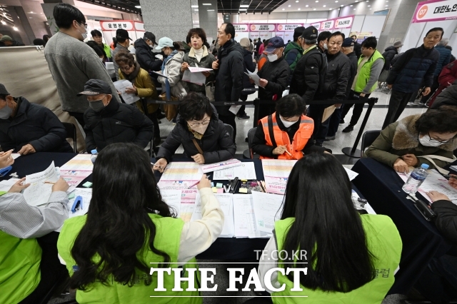 국가데이터처가 발표한 '2025년 12월 및 연간 고용동향'에 따르면 지난해 연간 취업자 수는 2876만9000명으로 전년 대비 19만3000명 늘었다. /서예원 기자