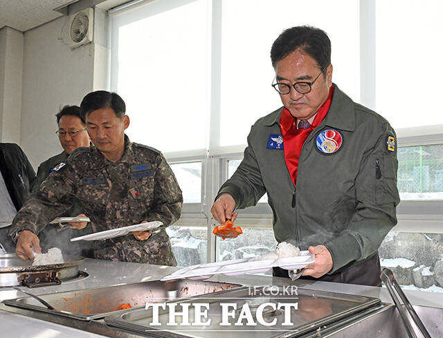 우원식 국회의장이 14일 강원도 원주시 제8전투비행단을 위문 방문, 특수비행팀 블랙이글스의 T-50B에 탑승해 포즈를 취하고 있다. /국회사진기자단