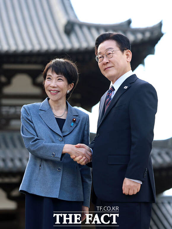 이재명 대통령(오른쪽)과 다카이치 사나에 일본 총리가 14일(현지시간) 나라현의 대표 문화유적지인 호류지에서 열린 친교 행사에서 기념촬영을 하고 있다. /나라=뉴시스