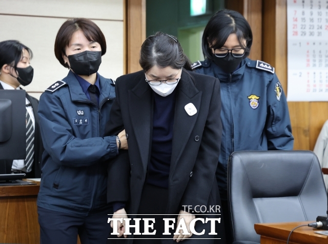 정당법 위반 혐의를 받는 윤석열 전 대통령의 배우자 김건희 여사와 한학자 통일교 총재 등의 첫 공판이 14일 열렸다. 사진은 김 여사. /사진공동취재단